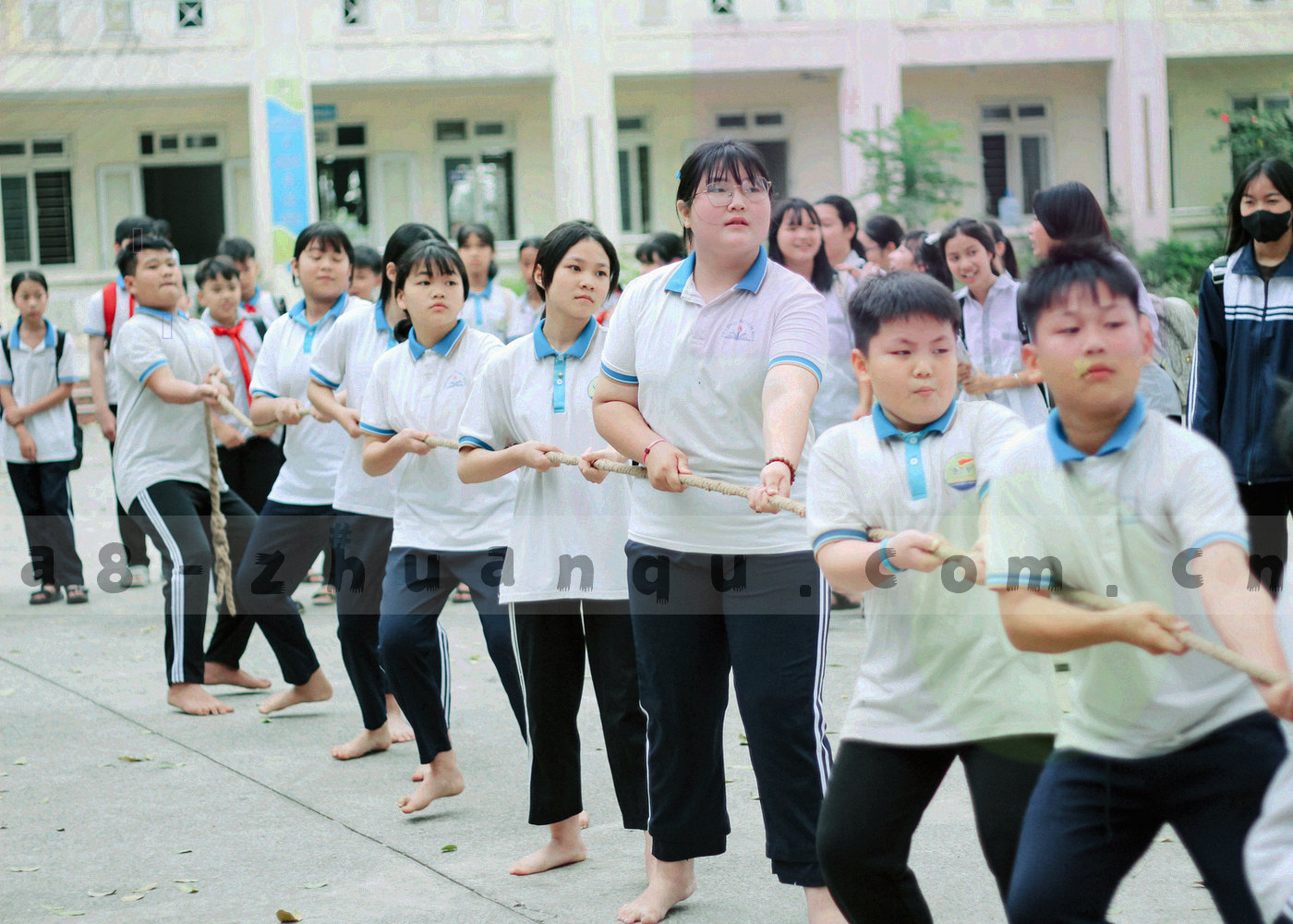深墨绿背景上延伸的发光线条与节点构成的抽象时间轴
